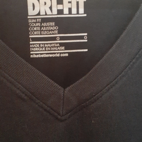 2/ 25 Nike Dri-Fit Black V-neck - Picture 2 of 3